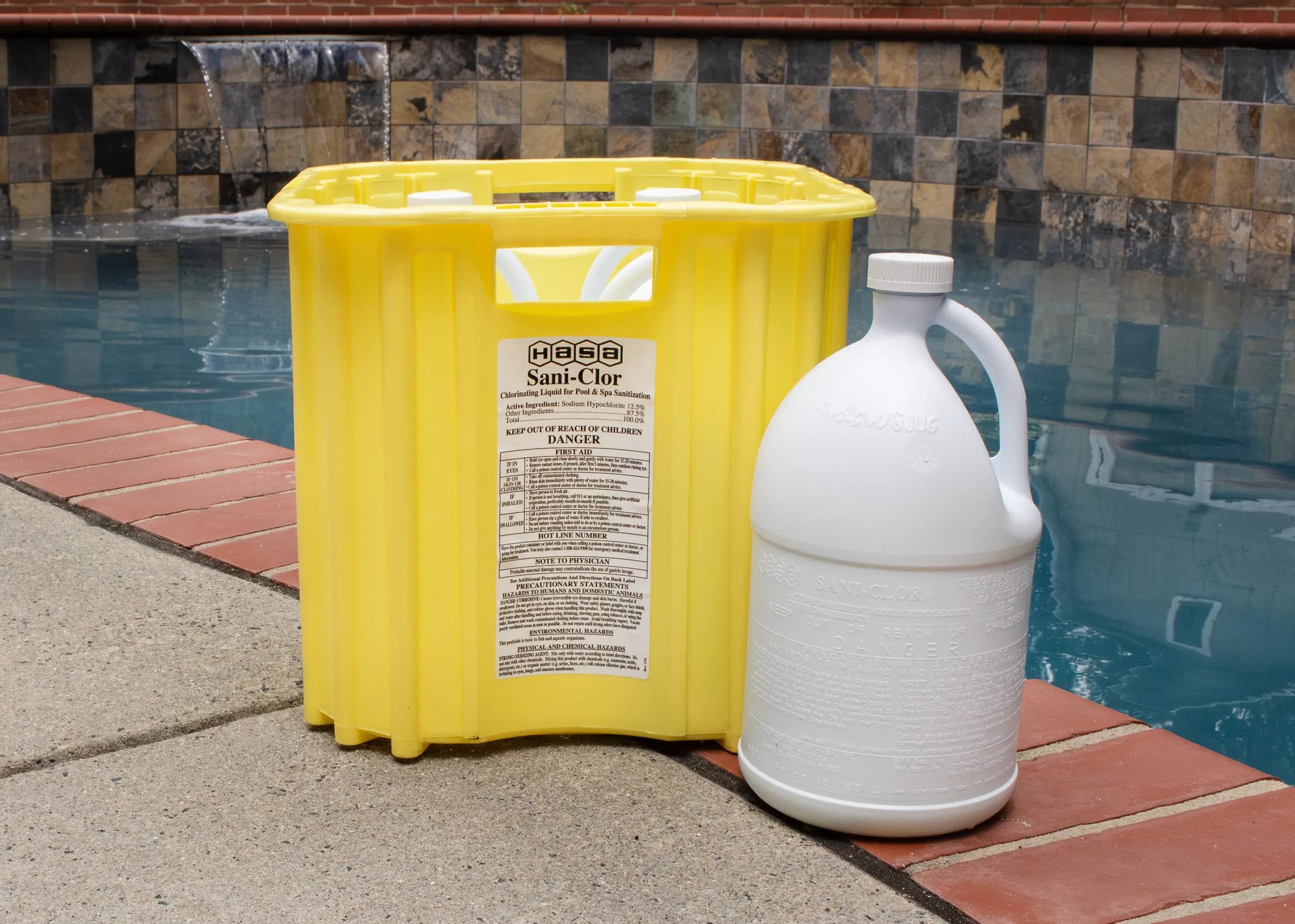 4x1_SaniClor_7x5_Front_PoolsideB_BottleOut